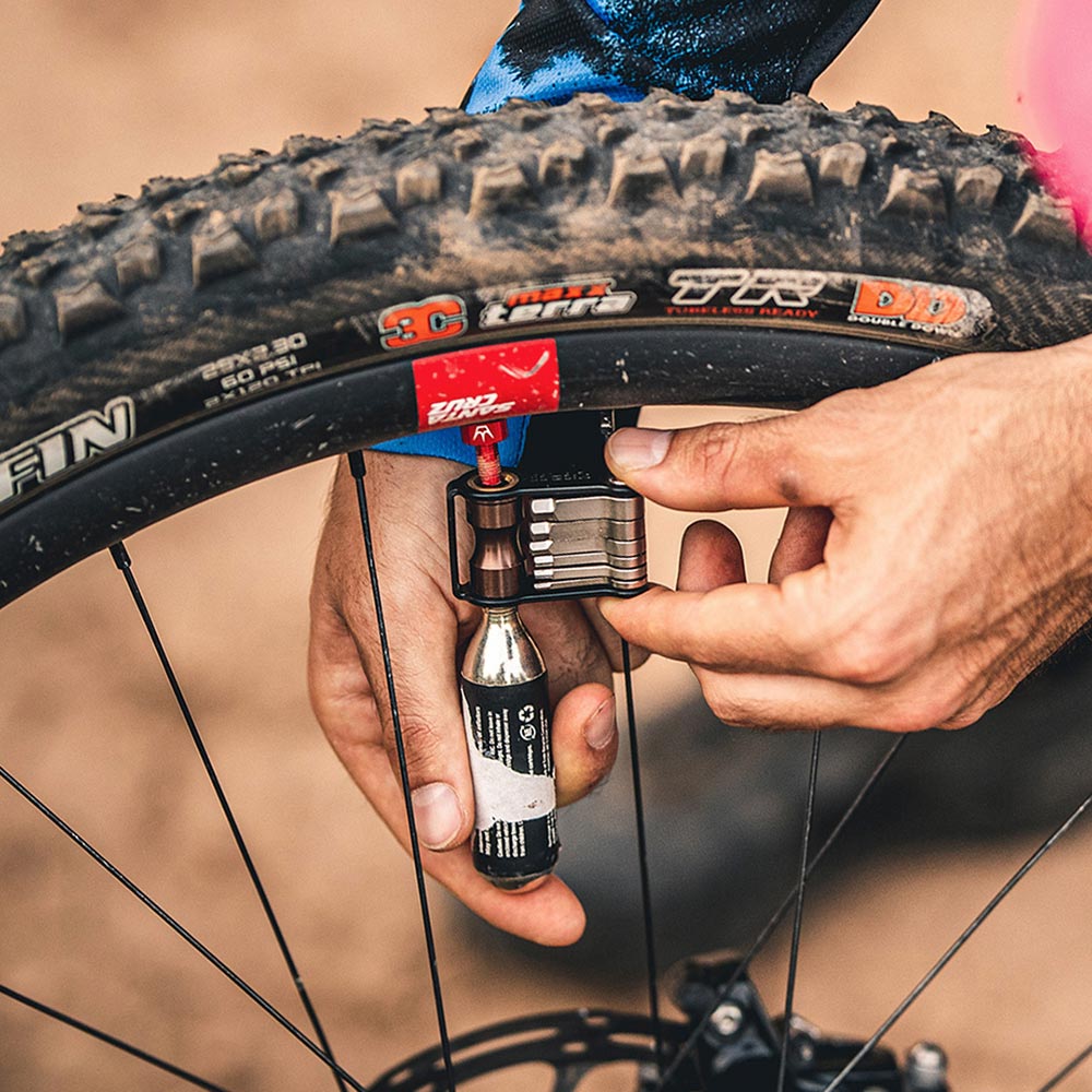 12 FEATURES MULTI-TOOL