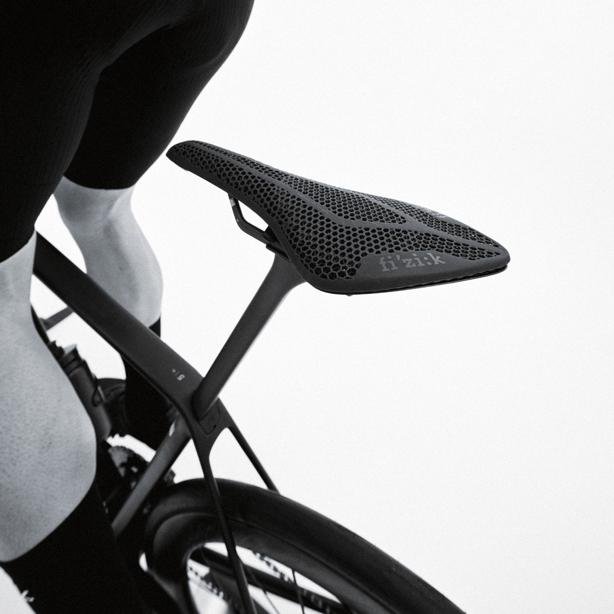 Arione R5 - Streamlined & Durable Road Saddle - Fizik