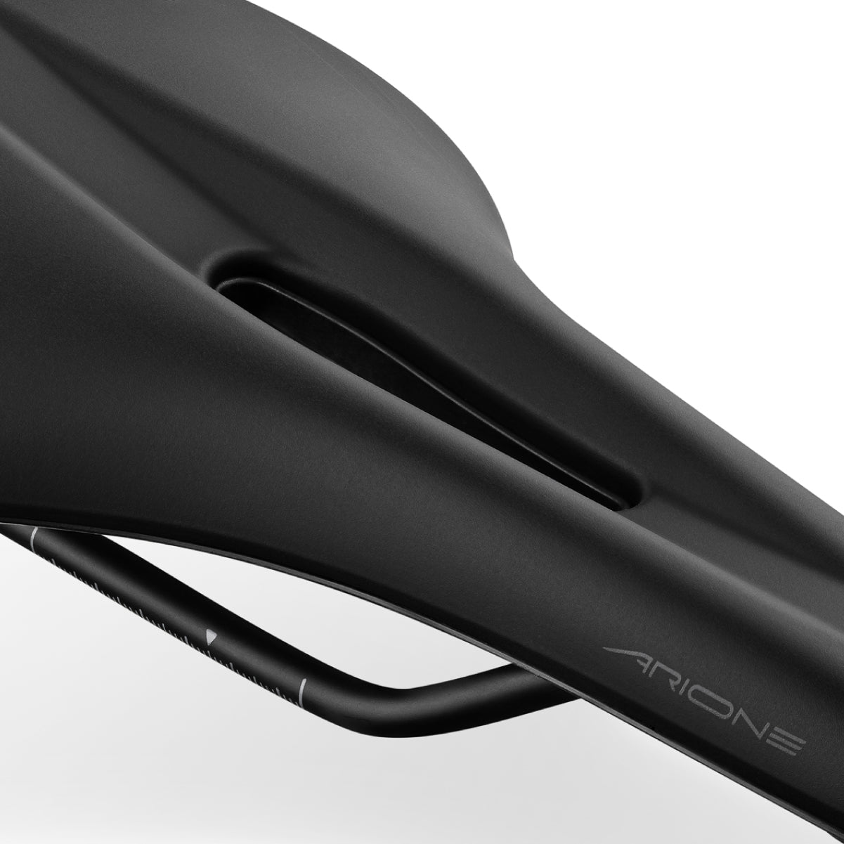 Arione R5 - Streamlined & Durable Road Saddle - Fizik